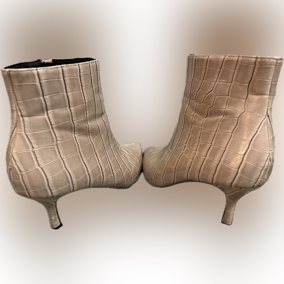 kitten heel ankle boots Size 8 fit like 7.5 Faux Alligator pattern. Light pink - Picture 2 of 8